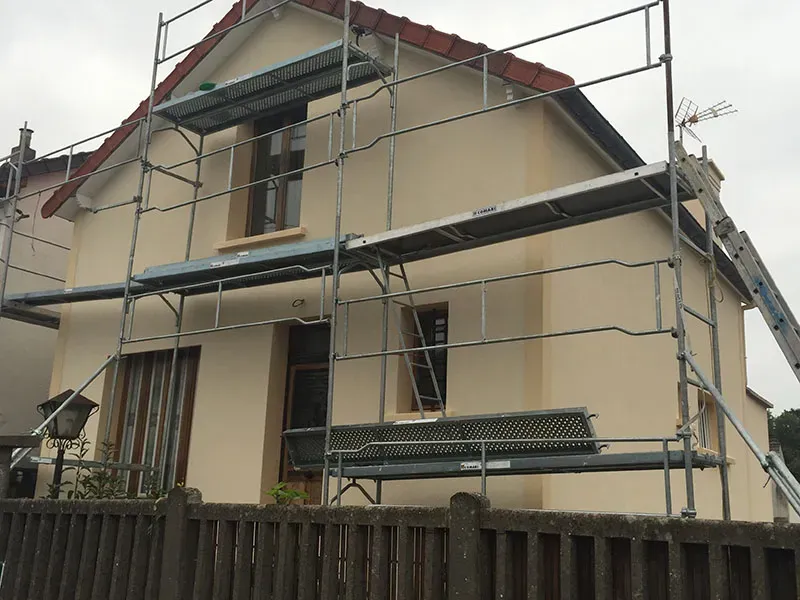 echaffaudage devant une maison